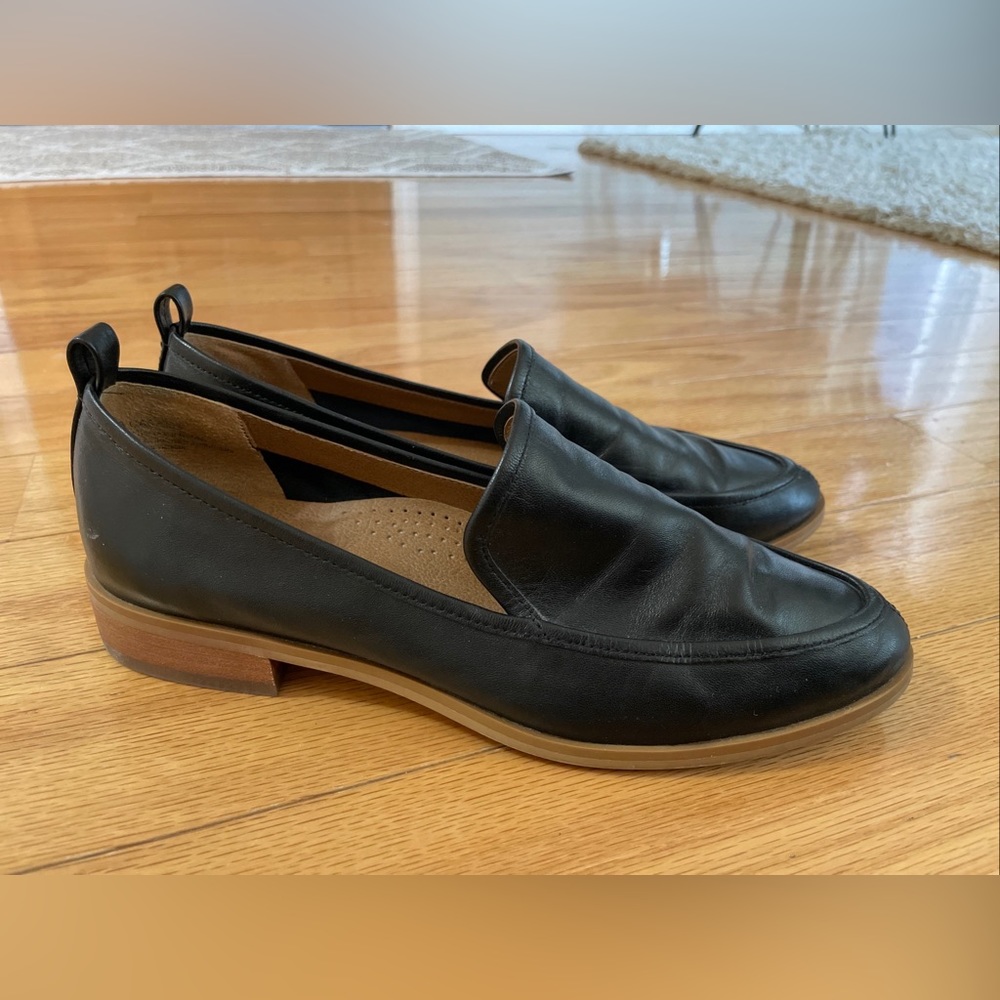 Women’s soft black leather loafer flats. Size 6